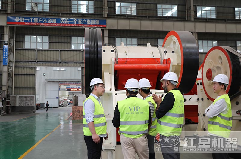 红星客户到厂参观颚式破碎机 红星客户到厂参观颚式破碎机